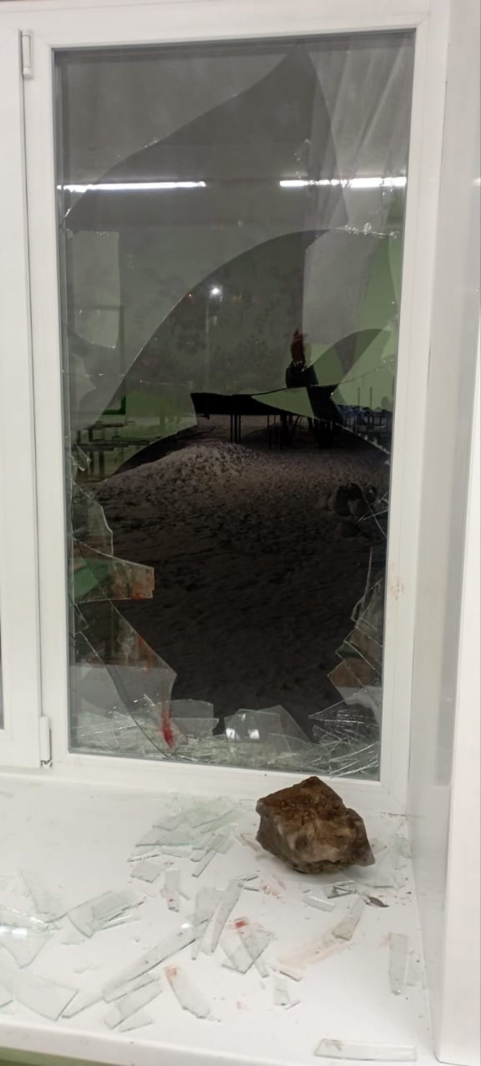 Пьяный архангелогородец разбил окно и проник в школу